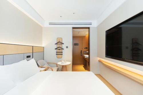 TV a/nebo společenská místnost v ubytování Ji Hotel Beijing Daxing Airport Safari Park