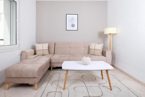 a living room with a couch and a table at Majestueux Appartement 2 pièces à Hydra in Hydra