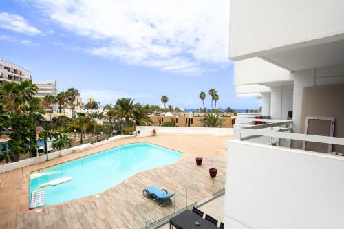 Costa de AdejeにあるEliss apartmentの建物のスイミングプール像