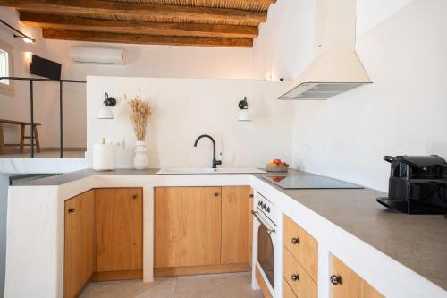 Kuchyň nebo kuchyňský kout v ubytování Nóesis Home