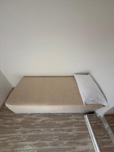a bed in the corner of a room at La casa del cuore in Montefiascone