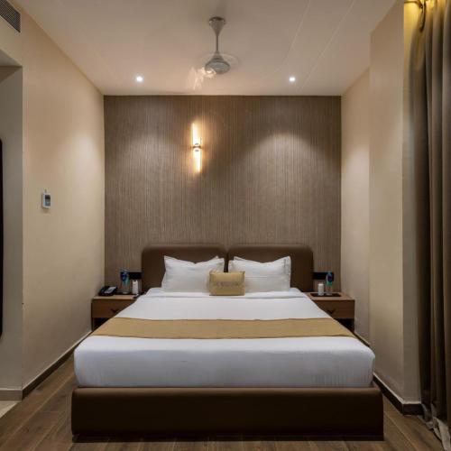 Postel nebo postele na pokoji v ubytování Hotel Kingsway Continental , Raipur
