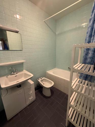 une salle de bain avec un lavabo, des toilettes et une baignoire dans l'établissement Choucas, à Thollon-les-Mémises