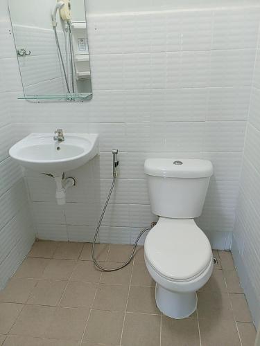 a bathroom with a toilet and a sink at Come again Coffee and Hostel in Jomtien Beach