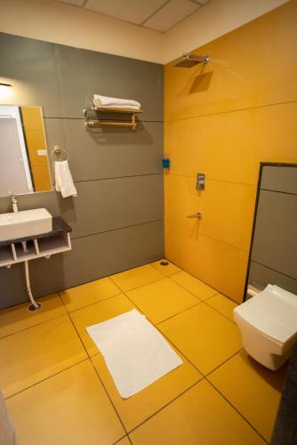 Un baño de The White Roots Hotel