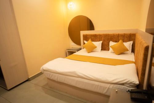 Cama o camas de una habitación en The White Roots Hotel