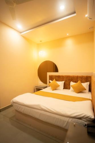 Cama o camas de una habitación en The White Roots Hotel