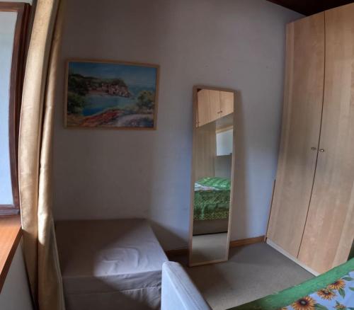 - une petite chambre avec une armoire et un lit dans l'établissement Rium Mare & Monti, à Pieve di Cadore