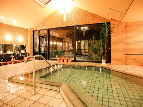 a swimming pool in a building with a pool at Suikoen in Kawanehon