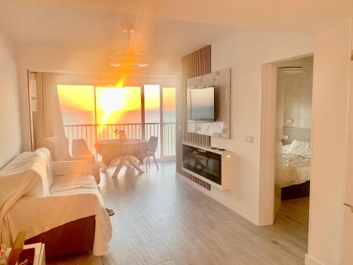ein Wohnzimmer mit einer Couch und einem Tisch in einem Zimmer in der Unterkunft Apto LUXURY BONAIRE in Puerto de Gandía