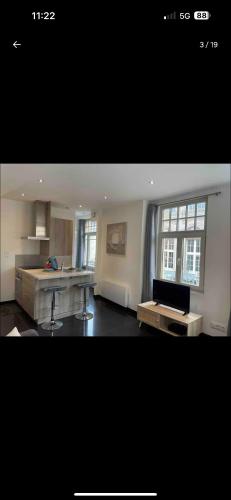 - un salon avec une cuisine dotée d'un comptoir dans l'établissement Studio Metz centre, à Metz