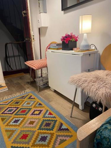 Cosy Eiffel Tower Design Studio