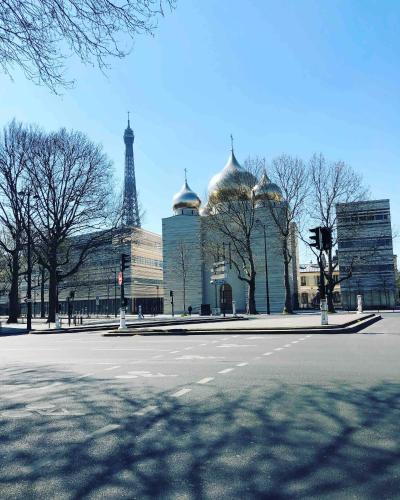 Cosy Eiffel Tower Design Studio