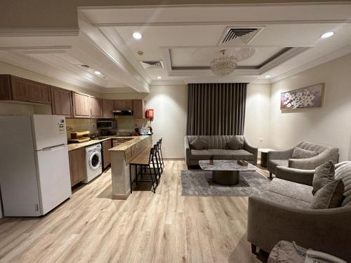 sala de estar amplia con cocina y sala de estar. en شقق جوين المخدومة- اقتصادي, en Yeda