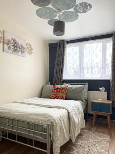Postel nebo postele na pokoji v ubytování Penn Gardens Spacious 2 Beds - 1
