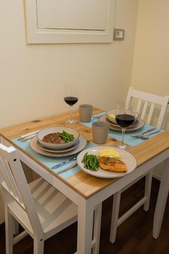 ヴィテルボにあるResidenza la Sapienzaの木製テーブル(食べ物、ワイングラス付)