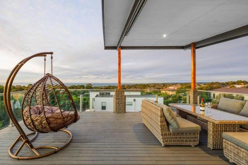 un columpio en la terraza de una casa en Family Holiday Retreat - Pool & Bay Views, en Mount Martha