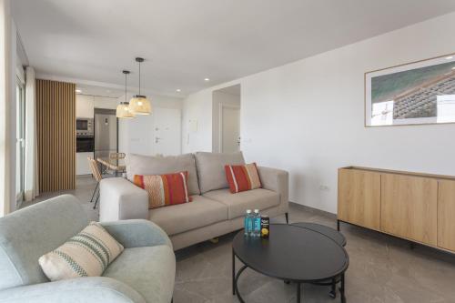 un salon avec un canapé et une table dans l'établissement AT Ponent V, à La Playa de la Torre de Piles