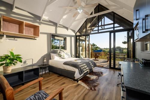 Un dormitorio con una cama y una ventana grande. en Kragga Kamma Game Park, en Port Elizabeth