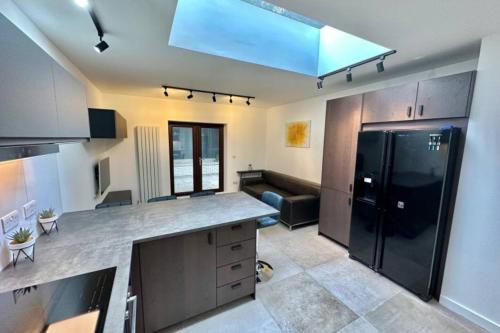 O bucătărie sau chicinetă la 4 Bedroom house with En-suite - contractors welcome - FREE parking and WI-FI