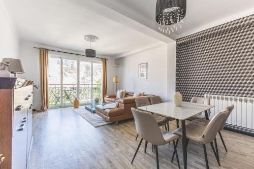 a kitchen and living room with a table and chairs at Majestueux Appartement 2 pièces à Hydra in Hydra