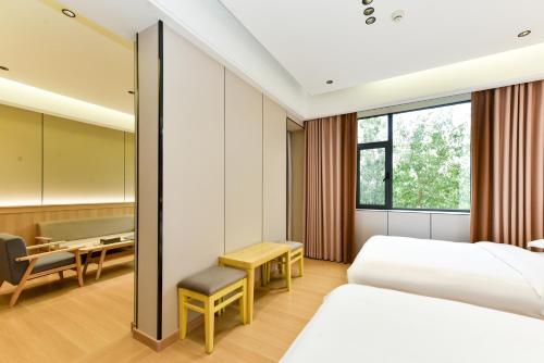Postel nebo postele na pokoji v ubytování 金江西北大酒店
