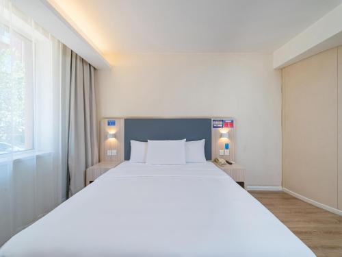 Postel nebo postele na pokoji v ubytování Hanting Hotel Beijing Changchun Street