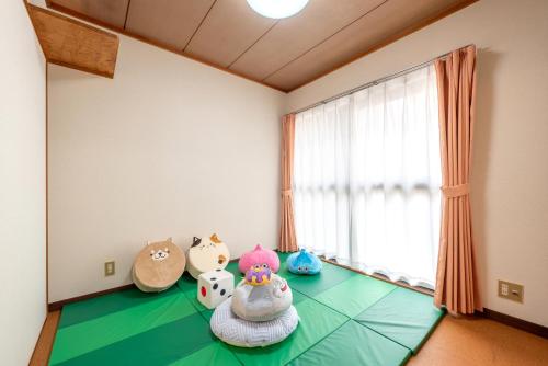 a room with four pillows on a table with a window at HIKONE-Step 彦根ステップ 彦根駅徒歩4分 軽自動車用無料駐車場 彦根城徒歩15分 15名まで 戸建貸切 in Hikone