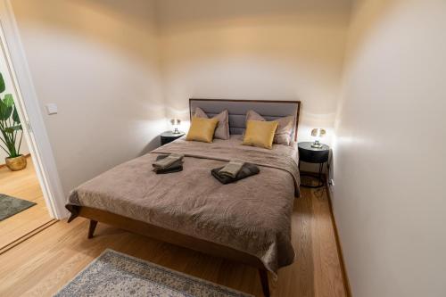 a bedroom with a large bed with yellow pillows at Vallikraavi apartment with sauna in Tartu
