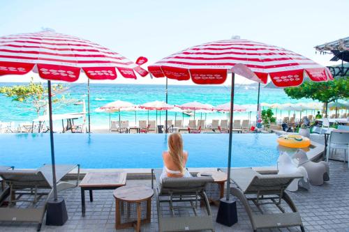 Bazén v ubytování ENNKAI Beachfront Resort Koh Larn nebo v jeho okolí