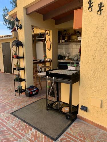 Η κουζίνα ή μικρή κουζίνα στο The Garden RA Floor Private Rooms, Pool, Garden Access