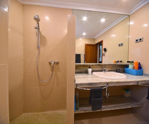 un baño con ducha y lavabo en Dharma Home, en Costa Calma