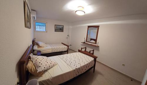 Ένα ή περισσότερα κρεβάτια σε δωμάτιο στο The Garden RA Floor Private Rooms, Pool, Garden Access