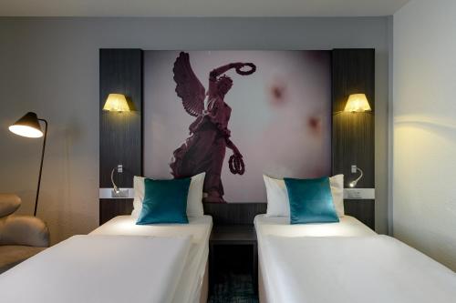 Postel nebo postele na pokoji v ubytování Mercure Hotel Hannover City