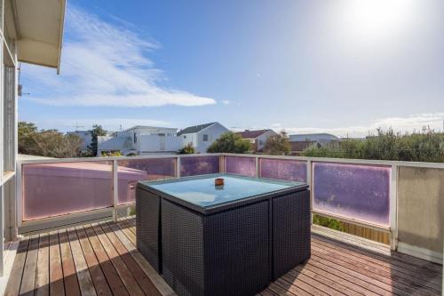 Πισίνα στο ή κοντά στο Coastal Beach Home - 50m to Beach - Pet Friendly