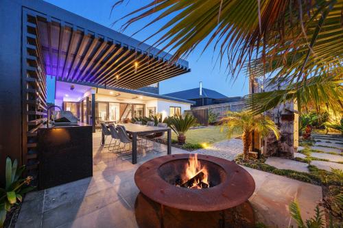 una hoguera en medio de un patio en Shambala Dana - Balinese Inspired Villa with Pool, en Blairgowrie