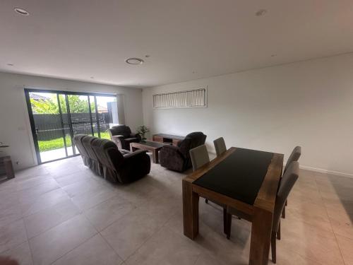 a living room with a table and chairs at Queen Room in Peaceful and Modern House - OR8 in Guildford