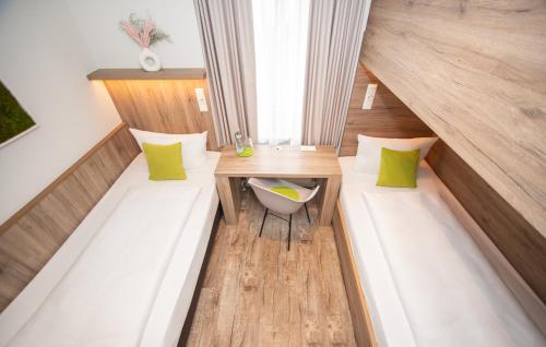 Una cama o camas en una habitación de Hotel Perlach Allee by Blattl