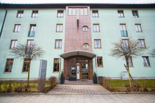 La fachada o entrada de Hotel Perlach Allee by Blattl