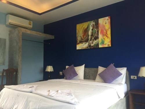 Postel nebo postele na pokoji v ubytování Baan Suan Ta Hotel