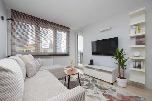 SkyView Comfortable Apartment with Balcony in the City Center by Noclegi Renters