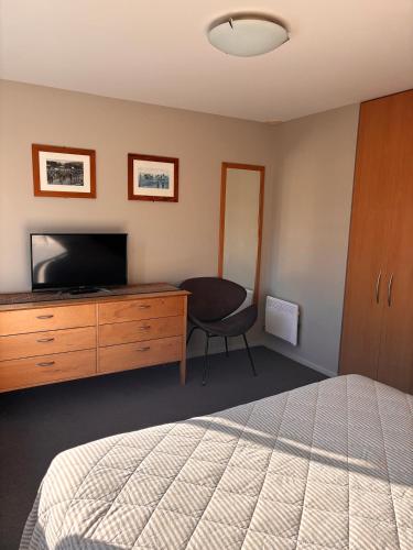 TV a/nebo společenská místnost v ubytování Sumner Bay Motel