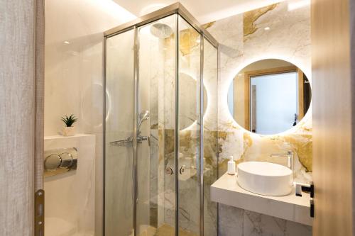 Ένα μπάνιο στο Villa Santa Ιrini 2 - With Heated Pool