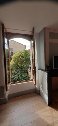 Μια τηλεόραση ή/και κέντρο ψυχαγωγίας στο Appartement cosy à Rabastens