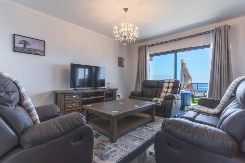 TV a/nebo společenská místnost v ubytování Blue Outlook View by Atlantic Holiday