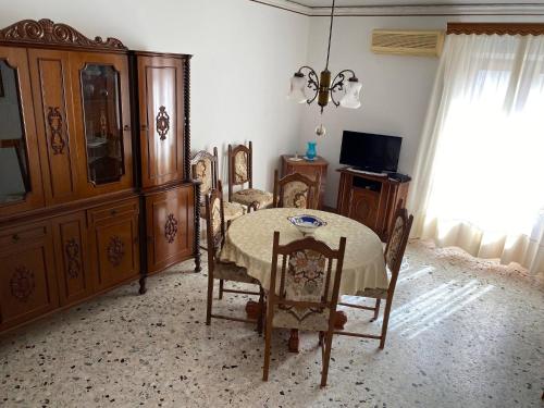 Μια τηλεόραση ή/και κέντρο ψυχαγωγίας στο Charming Historic Villa in Vita, Sicily - Your Home Away from Home