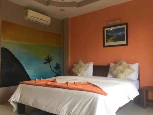 Postel nebo postele na pokoji v ubytování Baan Suan Ta Hotel