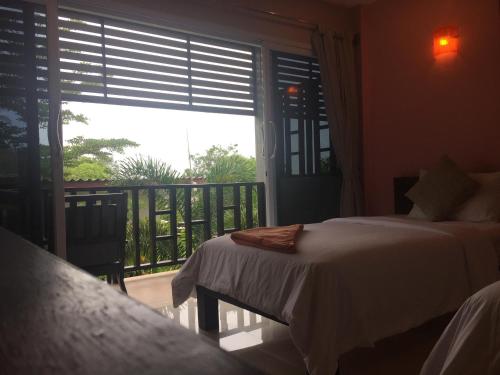 Postel nebo postele na pokoji v ubytování Baan Suan Ta Hotel