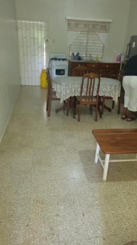 Una cocina o cocineta en Negril Retreat Oceanfront Access
