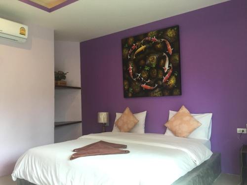 Postel nebo postele na pokoji v ubytování Baan Suan Ta Hotel